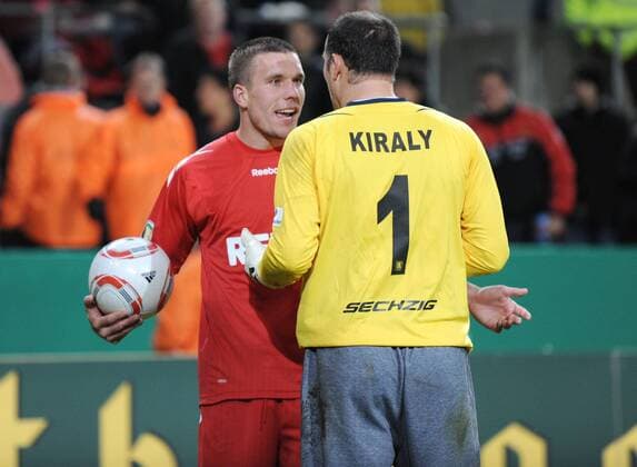 26-10-10, Fussball, DFB-Pokal, Saison 2010-2011, 2. Runde, 1. FC KÖLN - TSV 1860 MÜNCHEN Lukas Podolski (1.FC Köln), links, diskutiert mit Torhüter Gabor Kiraly o0 Spannung