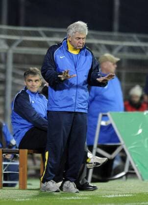 Trainer Bert EHM (Hamburg), Geste, Gestik, Fussball DFB-Pokal, 2.Runde, SC Victoria Hamburg - VfL Wolfsburg 1:3, am 26.10.2010 in Hamburg, saison1011, 2010 2011,