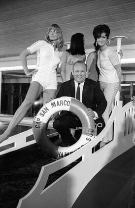 Trainer Zlatko Tschik Cajkovski (Bayern) mit Models während des Empfangs bei der Münchner Abendzeitung AZ Fußball 1. BL Herren Saison 1966 1967, FC Bayern München, Empfang, Bankett, Feier, Fest, AZ, Münchner Abendzeitung Gruppe München
