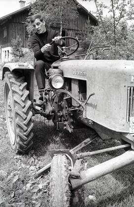 Franz Roth (Deutschland FC Bayern München) mit dem Fendt Traktor auf dem elterlichen Bauernhof in Hausen im Allgäu Fußball 1. BL Herren Saison 1966 1967, FC Bayern München, Fotoshooting, Fotostory, Homestory, privat Einzelbild Hausen, Allgäu