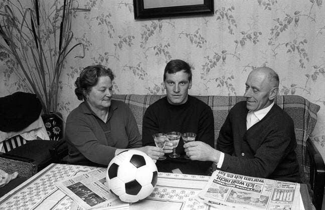 Franz Roth (Deutschland FC Bayern München) mit Vater Ulrich und Mutter Theresia im heimischen Hausen im Allgäu mit dem Ball, mit dem er das 1:0 im Finale des Europapokals der Pokalsieger 1966 1967 erzielt hat Fußball 1. BL Herren Saison 1966 1967, FC Bayern München, Fotoshooting, Fotostory, Homestory, privat Gruppe Hausen, Allgäu