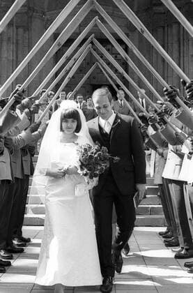Peter Werner (FC Bayern München) heiratet Inge Eberl in der Maximilianskirche Fußball 1. BL Herren Saison 1967 1968, FC Bayern München, Hochzeit Gruppe München