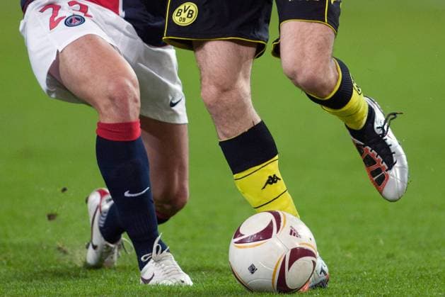 Beine mit Ball, Feature, Allgemein, Randmotiv, Fussball Europa League, Gruppenphase 3. Spieltag, Borussia Dortmund (BVB) - Paris St.Germain (PSG) 1:1, am 21.10.2010 in Dortmund o0 Symbol, Duell, Körperteile, Bein, Ball, Objekte
