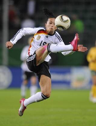 Fatmire Bajramaj (D), Einzelaktion, Deutschland - Australien, Fußball, Frauen, Testspiel, Länderspiel, Saison 2010 2011, Wolfsburg, 28.10.2010,