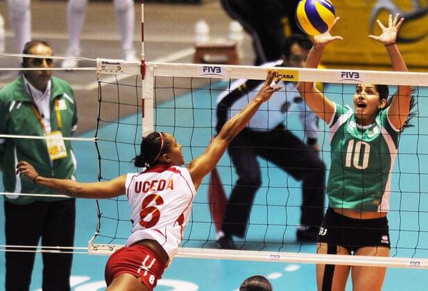 Peru s Jessnia Uceda () dinks the ball against Fatima Zahra Oukazi of Algerai during the first round match against Algeria of FIVB Women s Volleyball World Championship in Tokyo October 29, 2010 