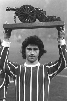 Gerd MÜLLER, FC Bayern München, präsentiert die Torjägerkanone als bester Torschütze der Saison 1971 1972, Ehrung, Trophäe, SW-Aufnahme, 29.10.1972. o0 1. BL, Auszeichnung, Spielerauszeichnung, Pokal, Objekte, Torschützenkönig,