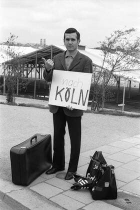 Ludwig Bründl (1860) fährt per Anhalter nach Köln Fußball 1. BL Herren Saison 1967 1968, TSV 1860 München Einzelbild