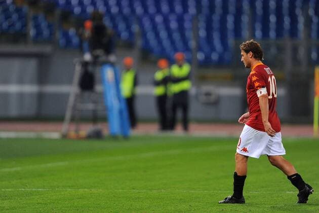 AS Rom (rot) vs. US Lecce (weiß) - Francesco Totti nach seinem Platzverweis  o0 Enttäuschung Abgang