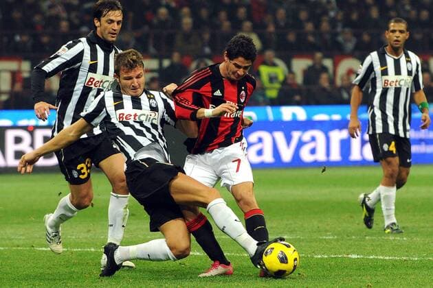 Marco MOTTA Juventus, gegen Alexandre PATO Milan - Serie A 2010 2011 AC Mailand (rot) vs. Juventus Turin (weiß) - ANDREAXSTACCIOLI o0 Juve