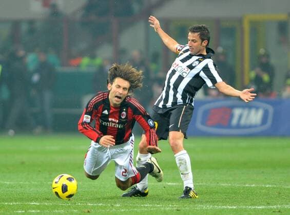 ANDREA PIRLO (li.) gegen ALESSANDRO DEL PIERO - Serie A 2010 2011 AC Mailand (rot) vs. Juventus Turin (weiß) - o0 Juve
