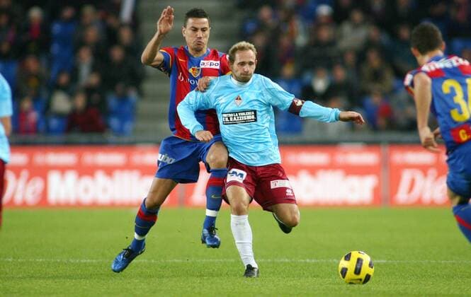 30.10.2010 St Jakob Park Basel Fussball Super League FC Basel - AC Bellinzona: Cagdas Atan (li, FC Basel) Mauro Lustrinelli (Bellinzona) 