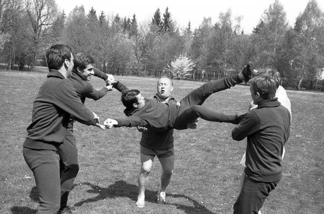 Die Bayern schaukeln im Training einen Mitspieler, v. li.: Franz Roth, Gustav Jung, Trainer Zlatko Tschik Cajkovski, Werner Olk (vorn) und Torwart Sepp Maier Fußball 1. BL Herren Saison 1967 1968, FC Bayern München, Training Gruppe München Dynamik,