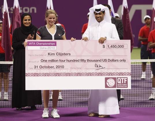 WTA Championships 2010 in Doha Qatar , internationales WTA TennisTurnier, WM, Damen Tennis, Finale,Endspiel:Siegerehrung, V.li.: Sheikha Mayassa, Tochter des Emir von Qatar, Siegerin Kim Clijsters (BEL) und QTF Praesident Sheikh Nasser Al Kholaifi (Qatar) - Überreichung des Schecks