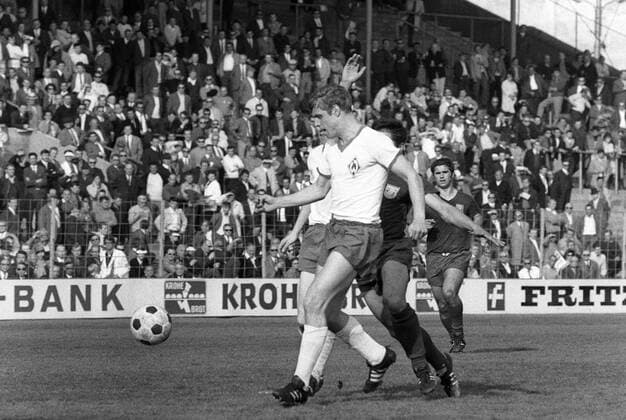 Sepp Piontek (Bremen, vorn) im Duell, re. Gerd Müller (Bayern) Fußball 1. BL Herren Saison 1967 1968, FC Bayern München - SV Werder Bremen 2:3 Totale München Dynamik,