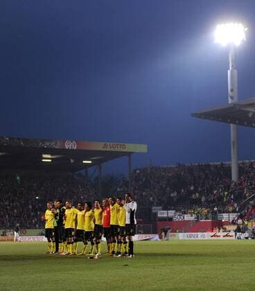 Schlussjubel Borussia Dortmund (BVB) im Flutlicht  o0 Totale Jubel, Freude