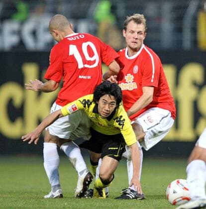 31.10.2010, Fussball 1.Bundesliga 2010 2011, 10.Spieltag, 1.FSV Mainz 05 - BVB Borussia Dortmund, im Mainzer Bruchwegstadion. v.l. Elkin Soto (FSV Mainz 05) , Shinji Kagawa (Borussia Dortmund) , Bo Svensson (FSV Mainz 05)
