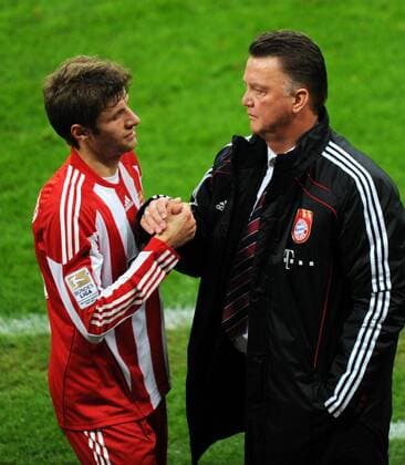29. Oktober 2010: Muenchen, Allianz Arena: Fussball 1. Bundesliga, 10. Spieltag: FC Bayern Muenchen - SC Freiburg: Muenchens Trainer Louis van Gaal dankt Thomas Müller bei dessen Auswechslung.