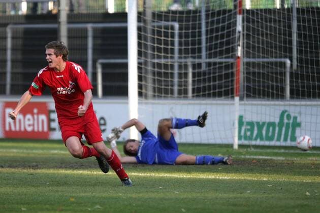 Fußball Regionalliga West - 12. Spieltag am Sonntag, 31. Oktober in Köln: 1. FC Köln II - SC Verl: Kölns Simon Terodde ( links ) bejubelt den 1:0 Führungstreffer durch Dennis Schulte ( nicht im Bild ). Verls Torhüter Arne Kampe ( hinten ) ist geschlagen. Das Spiel endete 3:0. o0 U23 Amateure, Amat, A, U 23