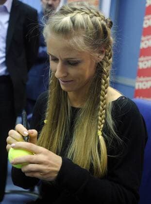 ST. PETERSBURG Elena Dementieva (RUS) signs an autograph during a press conference after announcing her retirement.  RE0DB05D o0 Autogramm