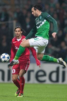 Hugo ALMEIDA (Bremen, vorn) nimmt den Ball vor Bryan RUIZ (Enschede) an - Werder Bremen vs. FC Twente Enschede o0 Aufmacher Dynamik Höhe Ballannahme