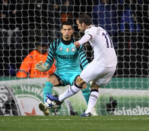 Tottenhams Rafael Van Der Vaart scoring his sides opening goal against Inters goalkeeper Luca Castellazzi - Tottenham Hotspur vs. Inter Mailand EDITORIAL USE ONLY. No use with unauthorised audio, video, data, fixture lists, club league logos or live services. Online in-match use limited to 120 images, no video emulation. No use in betting, games or single club league player publications. o0 Tor