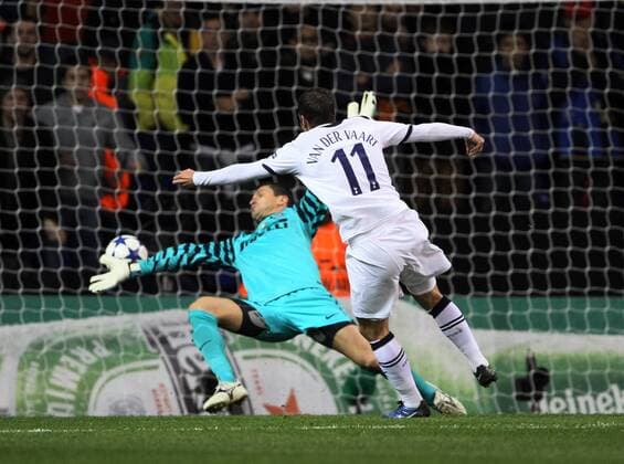 Tottenhams Rafael Van Der Vaart scoring his sides opening goal against Inters goalkeeper Luca Castellazzi - Tottenham Hotspur vs. Inter Mailand EDITORIAL USE ONLY. No use with unauthorised audio, video, data, fixture lists, club league logos or live services. Online in-match use limited to 120 images, no video emulation. No use in betting, games or single club league player publications. o0 Tor