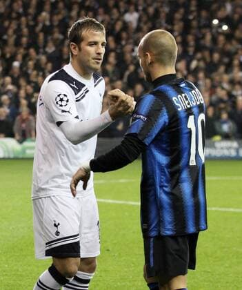 Tottenhams Rafael Van Der Vaart (L) shakes hands with Inters Milans Wesley Sneijder - Tottenham Hotspur vs. Inter Mailand EDITORIAL USE ONLY. No use with unauthorised audio, video, data, fixture lists, club league logos or live services. Online in-match use limited to 120 images, no video emulation. No use in betting, games or single club league player publications.