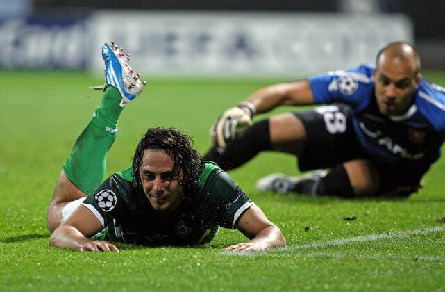 02.11.2010, Fußball Champions League , Gruppe A , SV Werder Bremen - FC Twente Enschede, im Weserstadion. Claudio Pizarro (Werder Bremen) liegt am Boden