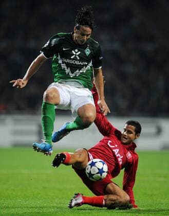 FUSSBALL CHAMPIONS LEAGUE SAISON 2010 2011 GRUPPENPHASE SV Werder Bremen - Twente Enschede 02.11.2010 Claudio PIZARRO (li, Bremen) gegen Roberto ROSALES (re, Enschede) 