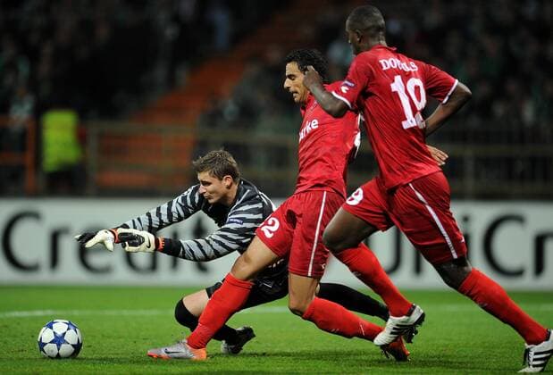FUSSBALL CHAMPIONS LEAGUE SAISON 2010 2011 GRUPPENPHASE SV Werder Bremen - Twente Enschede 02.11.2010 Sebastian MIELITZ (li, Bremen) gegen Nacer CHADLI (Mitte) und DOUGLAS (re, Enschede) 