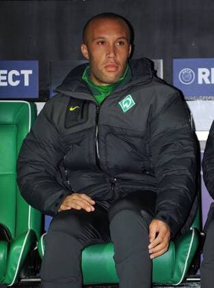 FUSSBALL CHAMPIONS LEAGUE SAISON 2010 2011 GRUPPENPHASE SV Werder Bremen - Twente Enschede 02.11.2010 Mikael SILVESTRE (Bremen) sitzt zu Beginn des Spiels auf der Ersatzbank 