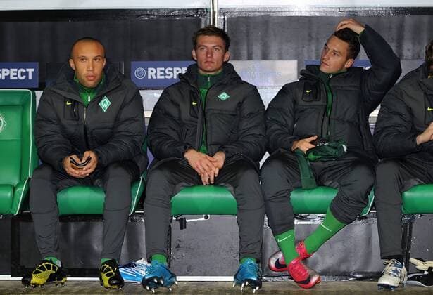 FUSSBALL CHAMPIONS LEAGUE SAISON 2010 2011 GRUPPENPHASE SV Werder Bremen - Twente Enschede 02.11.2010 Mikael SILVESTRE, Niklas ANDERSEN und Marko ARNAUTOIVC (v.l, alle Bremen) sitzen zu Beginn des Spiels auf der Ersatzbank 