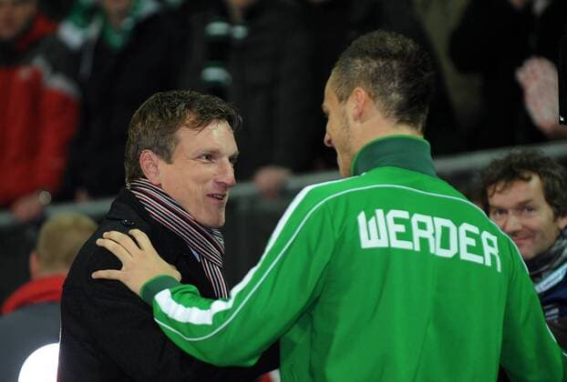FUSSBALL CHAMPIONS LEAGUE SAISON 2010 2011 GRUPPENPHASE SV Werder Bremen - Twente Enschede 02.11.2010 Andreas HERZOG (li) begruesst Marko ARNAUTOVIC (re, Bremen) 