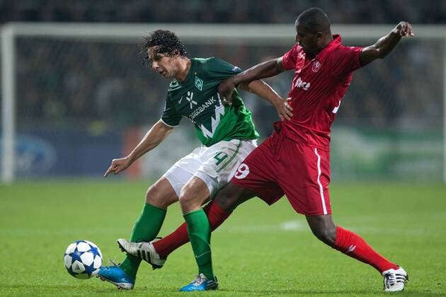 Claudio PIZARRO (Bremen, li.) gegen DOUGLAS (Enschede) Fussball Champions League, Vorrunde 4. Spieltag, Werder Bremen - FC Twente Enschede, am 02.11.2010 in Bremen, Saison1011
