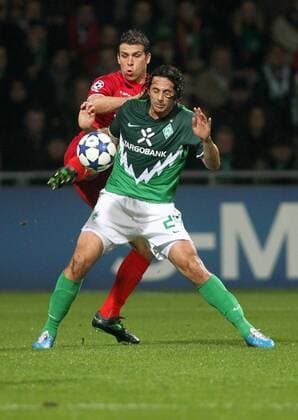 Sport Fußball Fussball International UEFA Championsleague Gruppenphase Weserstadion Bremen Saison 10 11 02.11.2010 SV Werder Bremen (grün) - Twente Enschede (rot) V.li. Peter Wigershof, Claudio Pizarro Aktion Zweikampf Spielszene Hoch