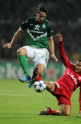 Sport Fußball Fussball International UEFA Championsleague Gruppenphase Weserstadion Bremen Saison 10 11 02.11.2010 SV Werder Bremen (grün) - Twente Enschede (rot) V.li. Claudio Pizarro, Roberto Rosales Aktion Zweikampf Spielszene Hoch