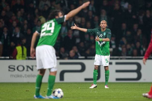 Claudio PIZARRO li. und WESLEY (beide Bremen) diskutieren nach dem Tor zum 1:0 fuer Enschede, Fussball Champions League, Vorrunde 4. Spieltag, Werder Bremen - FC Twente Enschede, am 02.11.2010 in Bremen, Saison1011