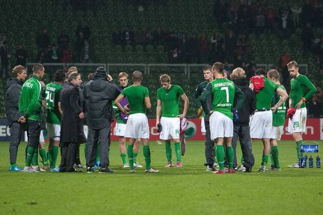 Nach der Niederlage bilden die Bremer Spieler mit Klaus ALLOFS (Manager, 4.v.r.) einen Kreis Fussball Champions League, Vorrunde 4. Spieltag, Werder Bremen - FC Twente Enschede 0:2, am 02.11.2010 in Bremen, Saison1011 o0 Funktionär Ansprache Totale