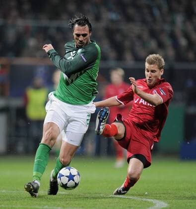 FUSSBALL CHAMPIONS LEAGUE SAISON 2010 2011 GRUPPE A 02.11.2010 SV Werder Bremen - FC Twente Enschede, Hugo Almeida (li, SV Werder Bremen) gegen Rasmus Bengtsson (Twente) 