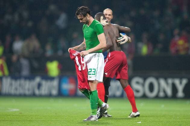 Waehrend im Hintergurnd Torwart Nikolai MIHAILOV und DOUGLAS (beide Enschede) feiern, ist Hugo ALMEIDA (Bremen) traurig, Fussball Champions League, Vorrunde 4. Spieltag, Werder Bremen - FC Twente Enschede 0:2, am 02.11.2010 in Bremen, Saison1011