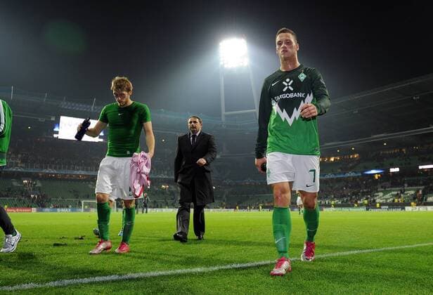 FUSSBALL CHAMPIONS LEAGUE SAISON 2010 2011 GRUPPENPHASE SV Werder Bremen - Twente Enschede 02.11.2010 Aaron HUNT, Manager Klaus ALLOFS und Marko ARNAUTOVIC (v.l, alle Bremen) verlassen nach dem Abpfiff enttaeuscht den Platz  o0 Funktionär