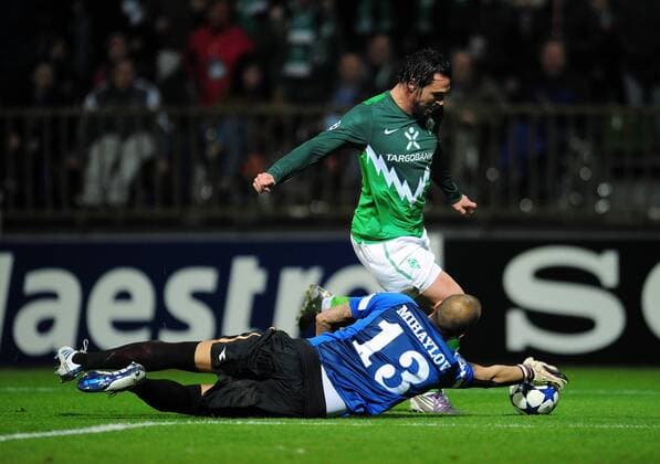 FUSSBALL CHAMPIONS LEAGUE SAISON 2010 2011 GRUPPENPHASE SV Werder Bremen - Twente Enschede 02.11.2010 Hugo ALMEIDA (re, Bremen) scheitert an Torwart Nikolay MIHAYLOV (Enschede) 