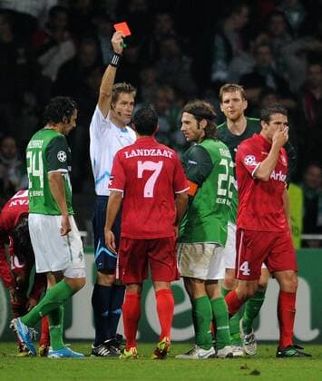 FUSSBALL CHAMPIONS LEAGUE SAISON 2010 2011 GRUPPENPHASE SV Werder Bremen - Twente Enschede 02.11.2010 Schiedsrichter Alain HAMER zeigt Torsten FRINGS (3.v.r., Bremen) die Rote Karte 