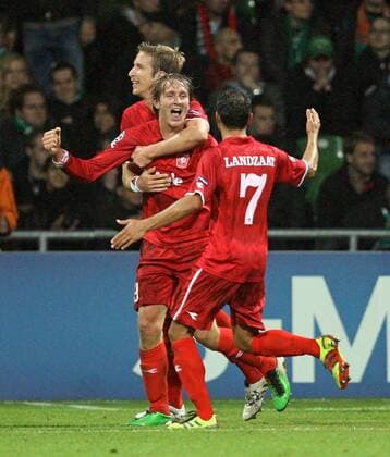 02.11.2010, Fußball Champions League , Gruppe A , SV Werder Bremen - FC Twente Enschede, im Weserstadion. Jubel Twente zum Tor zum 0:2 , v.l. Torschütze Luuk de Jong (Twente Enschede) , Marc Janko (Twente Enschede) , Denny Landzaat (Twente Enschede)