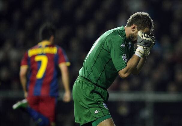 02-11-2010: Champions League FC Kopenhagen (weiß) vs FC Barcelona Barca (rot): Keeper Johan Wiland, FCK. after Barca scoring to 1-0 