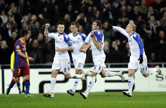 02-11-2010: Champions League FC Kopenhagen (weiß) vs FC Barcelona Barca (rot): Torjubel um Claudemir de Souza (2.R), FCK. 