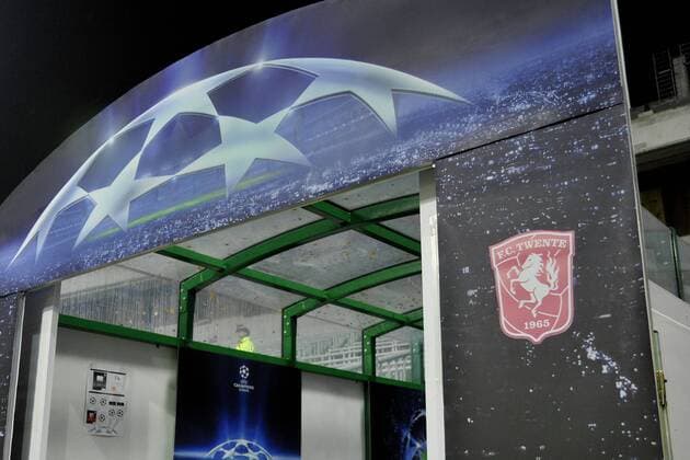 Twente Logo am Champions League Torbogen vor dem Spielertunnel - Werder Bremen (green) vs FC Twente Enschede (red), Champions League 2010 2011 xVIxOrangexPicturesxIVx 198365
