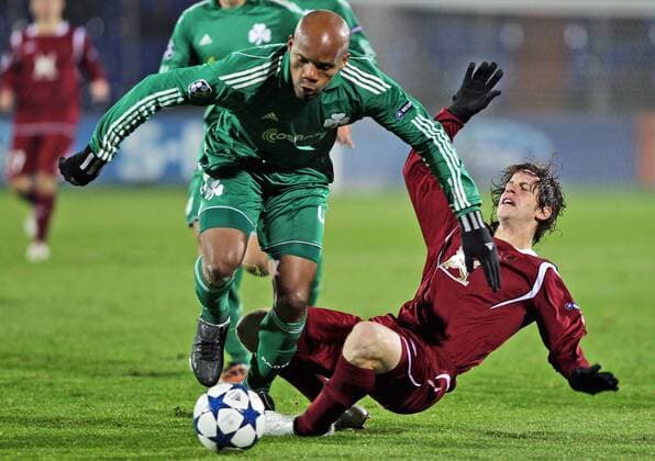 KAZAN, RUSSIA. NOVEMBER 2, 2010. Panathinaikos Jean-Alain Boumsong and Rubin s Cristian Ansaldi (R) seen during an UEFA Champions League match between Rubin Kazan and Panathinaikos Athens. The match ends in a 0-0 draw.  RE0DB102