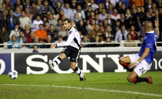Roberto Soldado (L) --- Valencia CF (weiß) vs Glasgow Rangers (blau), Champions League 2010 2011 xVIxMarcaxMediaxIVx 198400