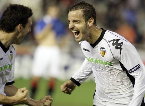 Roberto Soldado --- Valencia CF (weiß) vs Glasgow Rangers (blau), Champions League 2010 2011 xVIxMarcaxMediaxIVx 198402 o0 Jubel Freude